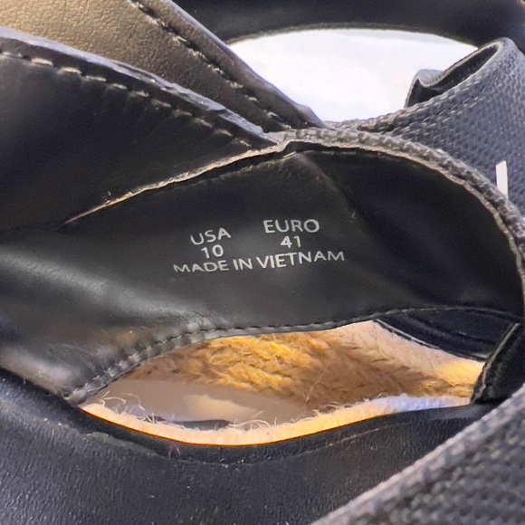 Kendall + Kylie wedge platform sandals. - Picture 7 of 8